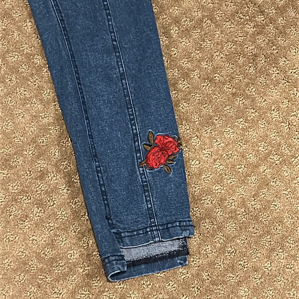 Hue Women’s Blue Denim and Red Floral Embroidered Jeggings Size Small/Waist 26 - Picture 4 of 9